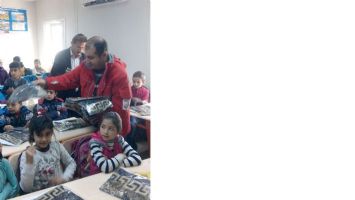 KIZILAY, M&Uuml;LTECİ &Ccedil;OCUKLARI GİYDİRDİ