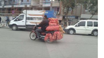 MOTOSİKLETLİ S&Uuml;R&Uuml;C&Uuml; ŞOV YAPTI