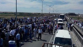 &Ccedil;İFT&Ccedil;İLER, KARAYOLUNU ULAŞIMA KAPATTI!