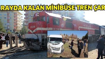 RAYDA KALAN MİNİB&Uuml;SE TREN &Ccedil;ARPTI