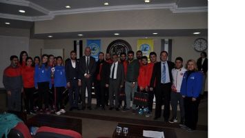 AKSOY, BAŞARILI SPORCULARI &Ouml;D&Uuml;LLENDİRDİ