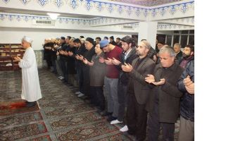 M&Uuml;FT&Uuml;L&Uuml;K, GEN&Ccedil;LERLE NAMAZ ETKİNLİĞİ İ&Ccedil;İN BULUŞTU