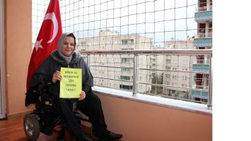 ENGELLİ KADIN, SALDIRILARI PROTESTO EDİYOR