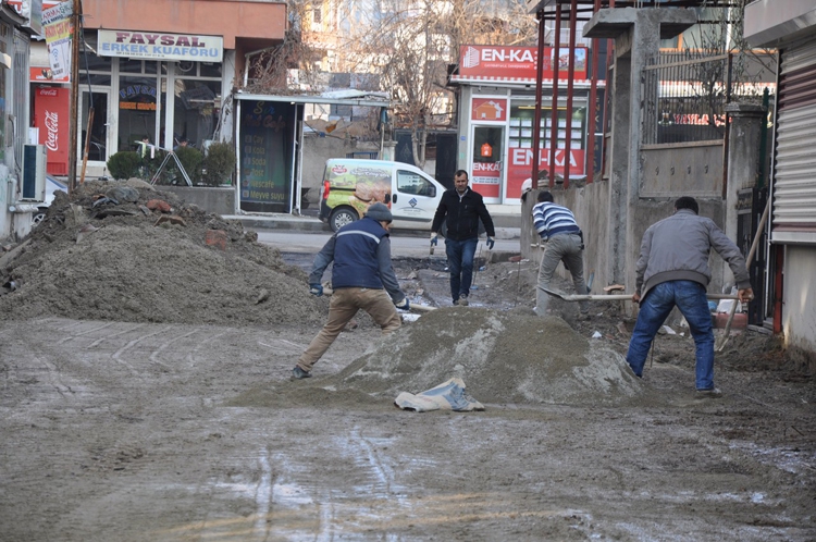 GAP&rsquo;TA PARKE TAŞI &Ccedil;ALIŞMALARI S&Uuml;R&Uuml;YOR