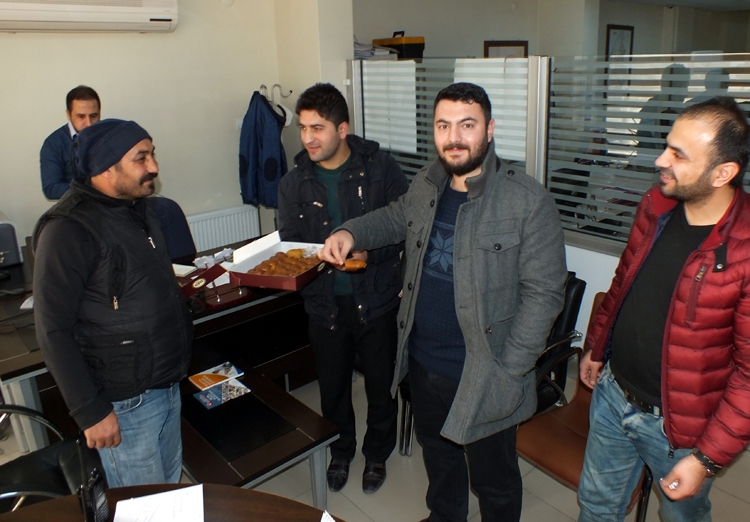 ELEKTRİK ARIZASI GİDERİLDİĞİ İ&Ccedil;İN TATLI DAĞITTI