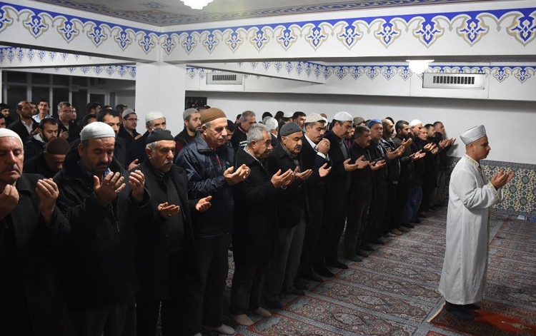 M&Uuml;FT&Uuml;L&Uuml;K, NAMAZ PROGRAMLARINI S&Uuml;RD&Uuml;R&Uuml;YOR