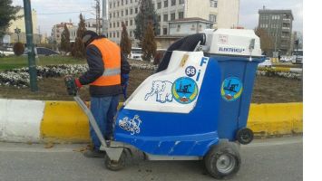 SOKAKLAR, VAKUMLU ARA&Ccedil;LA TEMİZLENİYOR