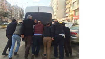 HASARLI ARACA POLİS VE VATANDAŞ M&Uuml;DAHALESİ