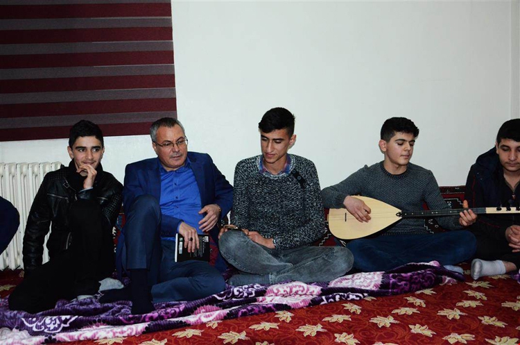 &Ouml;ĞRENCİLER SAZ &Ccedil;ALDI, VALİ T&Uuml;RK&Uuml; S&Ouml;YLEDİ