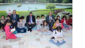 VALİ, MİNİK &Ouml;ĞRENCİLERLE KİTAP OKUDU