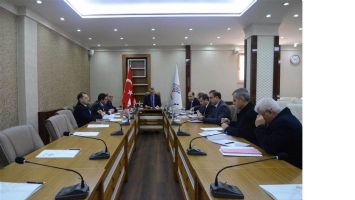 VALİ DENİZ &ldquo;İHTİYA&Ccedil; DUYULAN YERLERE OKUL YAPILSIN&rdquo;