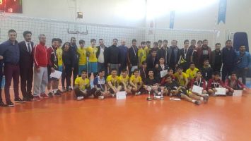 OKUL TAKIMLARI VOLEYBOLDA YARIŞTI