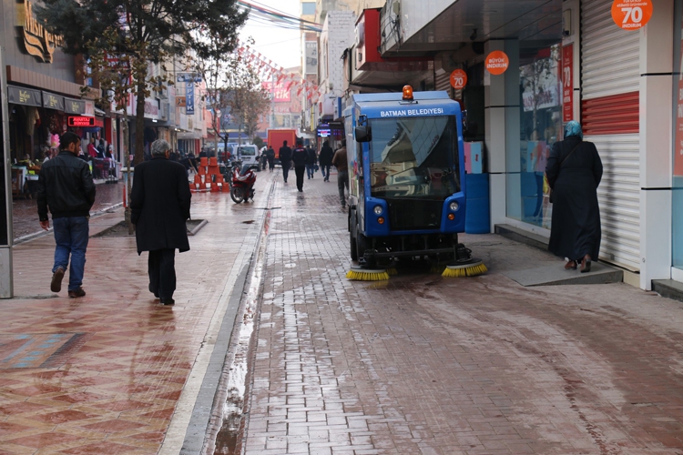 G&Uuml;LİSTAN CADDESİ TEMİZLENDİ
