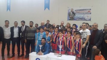 ERKEK BASKETBOL TAKIMLARI, POTADA YARIŞTI