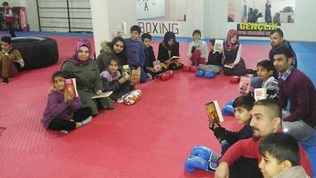 SPOR KUL&Uuml;B&Uuml;NDE KİTAP OKUDULAR