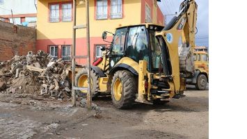 SEYİTLER&rsquo;DEKİ METRUK YAPI YIKILDI