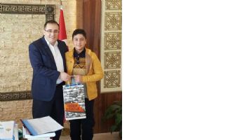 KAYMAKAM, BAŞARILI &Ouml;ĞRENCİYİ &Ouml;D&Uuml;LLENDİRDİ