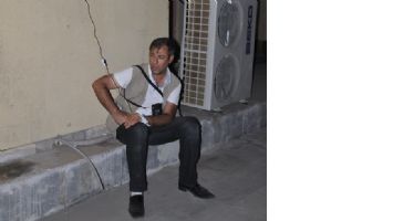 KOLUNDAKİ SERUMLA HABERE KOŞTU!