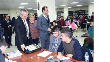VALİ, K&Uuml;T&Uuml;PHANEDEKİ &Ouml;ĞRENCİLERİ ZİYARET ETTİ