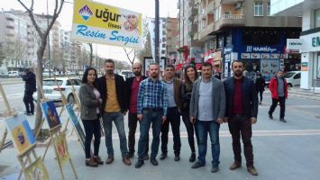 UĞUR&rsquo;LU &Ouml;ĞRENCİLER, SOKAKTA SERGİ A&Ccedil;TI&hellip;