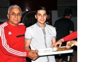 &Ccedil;ALIŞAN GAZETECİLER&rsquo;DEN FUTBOLCULARA BAKLAVA ZİYAFETİ
