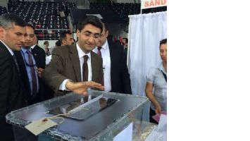 EKMEN, DAVUTOĞLU İ&Ccedil;İN OY KULLANDI