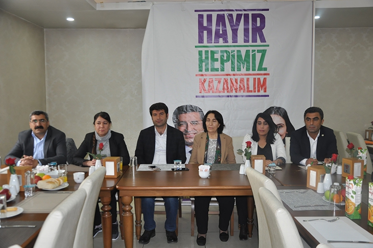 HDP&rsquo;LİLER, KAHVALTIDA BASINLA BULUŞTU