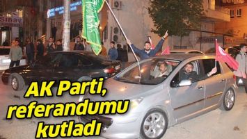 AK PARTİ, REFERANDUMU KUTLADI