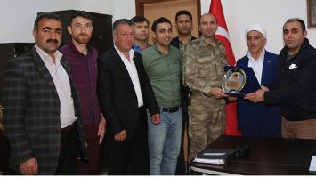 TABUR KOMUTANINA PLAKET VERİLDİ