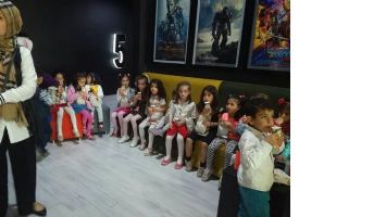 &Ccedil;OCUKLAR AVM&rsquo;DE &ldquo;ŞİRİNLER&rdquo;İ İZLEDİ