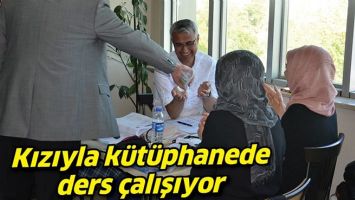 KIZIYLA K&Uuml;T&Uuml;PHANEDE DERS &Ccedil;ALIŞIYOR