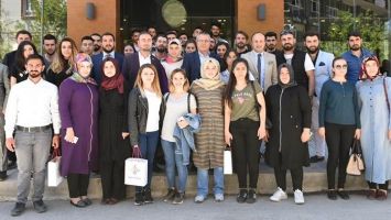 VALİ, ZONGULDAKLI &Ouml;ĞRENCİLERLE BULUŞTU