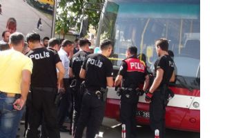 ŞOF&Ouml;R İLE YOLCU ARSINDA KAVGA
