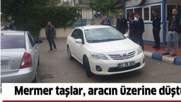 MERMER TAŞLAR, ARACIN &Uuml;ZERİNE D&Uuml;ŞT&Uuml;!