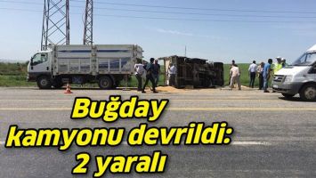 BUĞDAY KAMYONU DEVRİLDİ: 2 YARALI