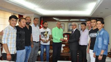 ŞAMPİYON TAKIM VALİ DENİZ&rsquo;İ ZİYARET ETTİ