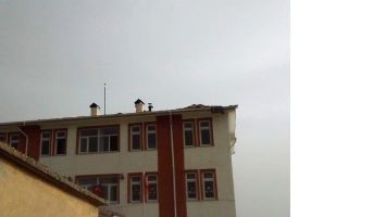 FIRTINA, OKULUN &Ccedil;ATISINI U&Ccedil;URDU!
