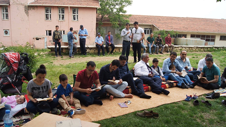 İDARECİLER VE &Ouml;ĞRENCİLER, GERC&Uuml;Ş&rsquo;TE KİTAP OKUDU