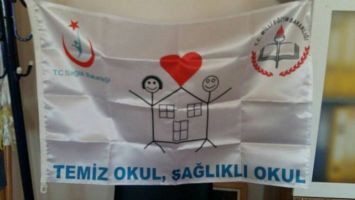 İKİ OKULA BEYAZ BAYRAK DİKİLDİ