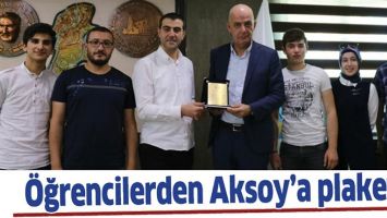 &Ouml;ĞRENCİLERDEN AKSOY&rsquo;A PLAKET&hellip;