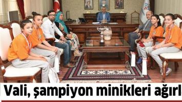 VALİ, ŞAMPİYON MİNİKLERİ AĞIRLADI