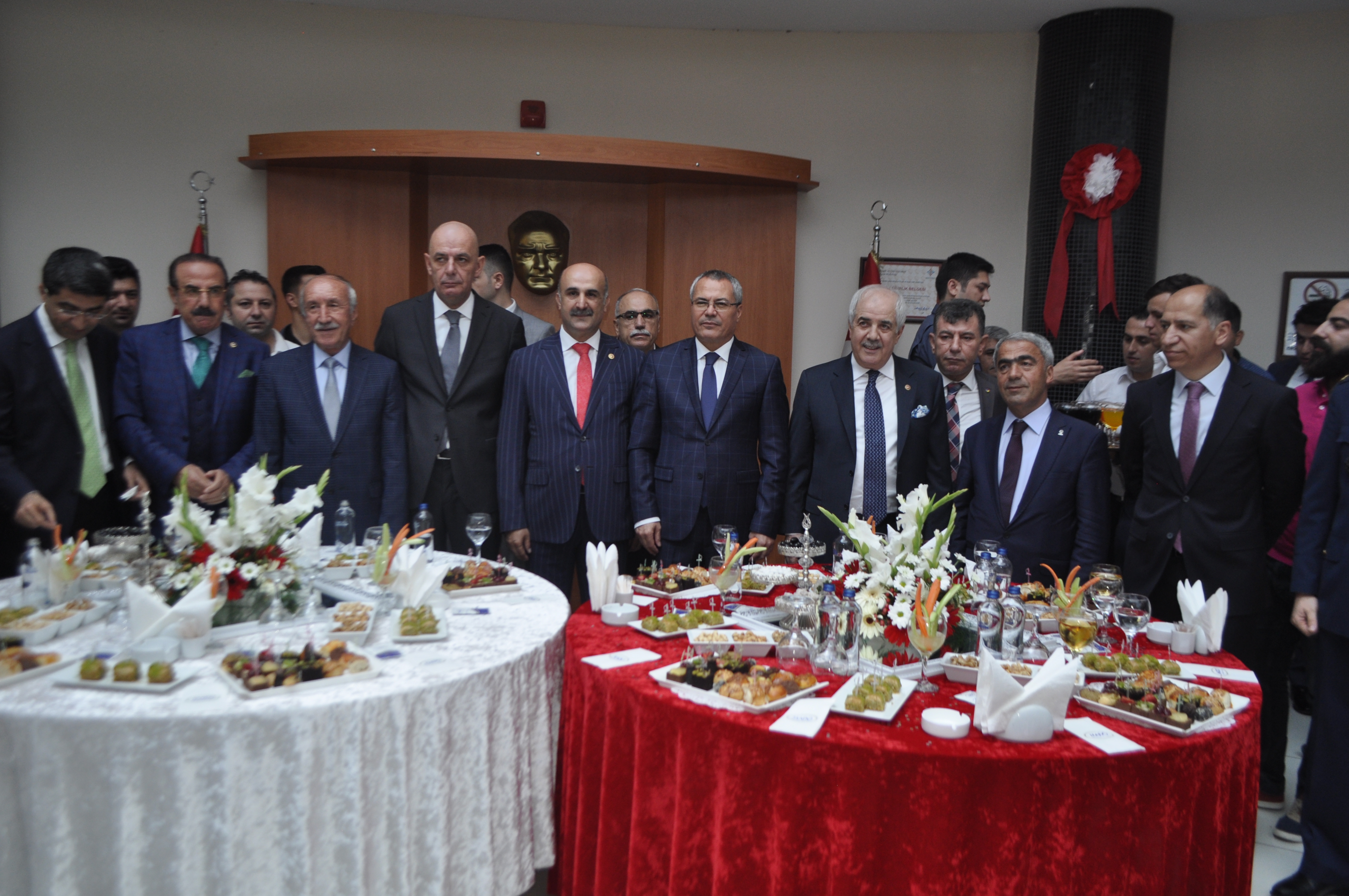RESMİ BAYRAMLAŞMA T&Ouml;RENİ D&Uuml;ZENLENDİ