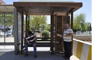 SOKAK K&Uuml;T&Uuml;PHANESİNDE DURUM, İ&Ccedil;LER ACISI