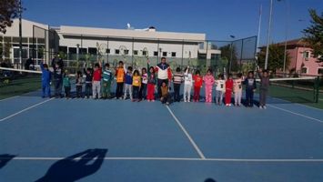 500 &Ouml;ĞRENCİ, KOR TENİSİ &Ouml;ĞRENİYOR