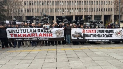 28 Şubat mağdurları Ankara Adliyesi &ouml;n&uuml;nde bir araya geldi