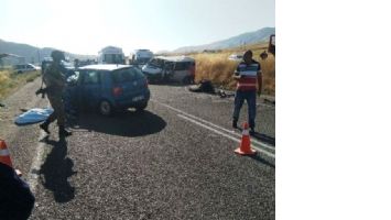 HASANKEYF YOLU &Uuml;ZERİNDE KAZA: 1 &Ouml;L&Uuml;, 10 YARALI