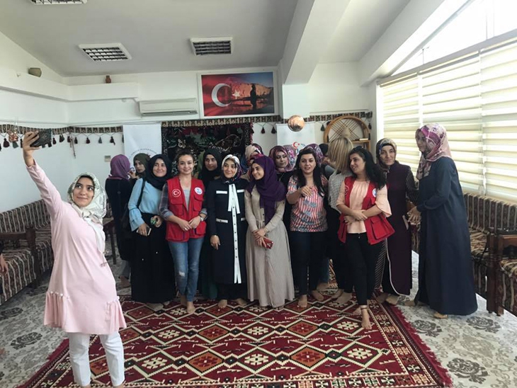 GEN&Ccedil;LİK, YAZAR ZEYNEP ALKIŞ&rsquo;I AĞIRLADI