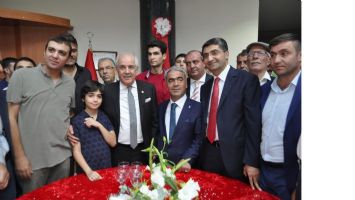 AK PARTİ'DE BAYRAMLAŞMA