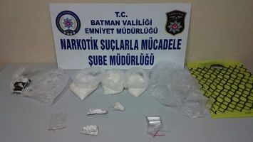 OTOMOBİLDE UYUŞTURUCU ELE GE&Ccedil;İRİLDİ