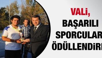 VALİ, BAŞARILI SPORCULARI &Ouml;D&Uuml;LLENDİRDİ
